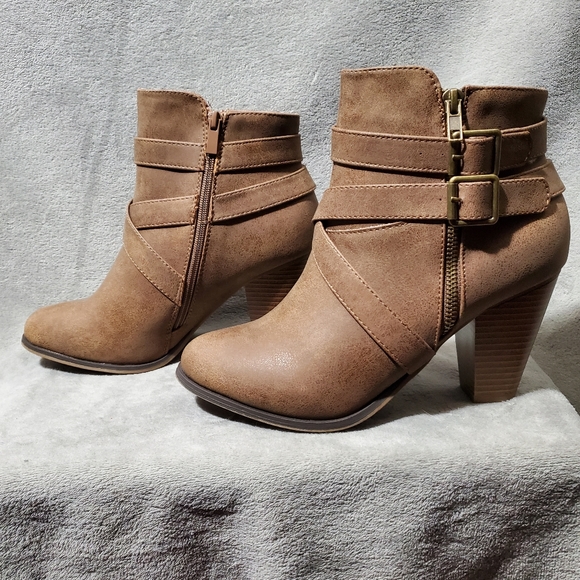 Forever Camila-69 NWOT Faux Leather Buckle and Strap Booties Tan Size 10 - Picture 1 of 12